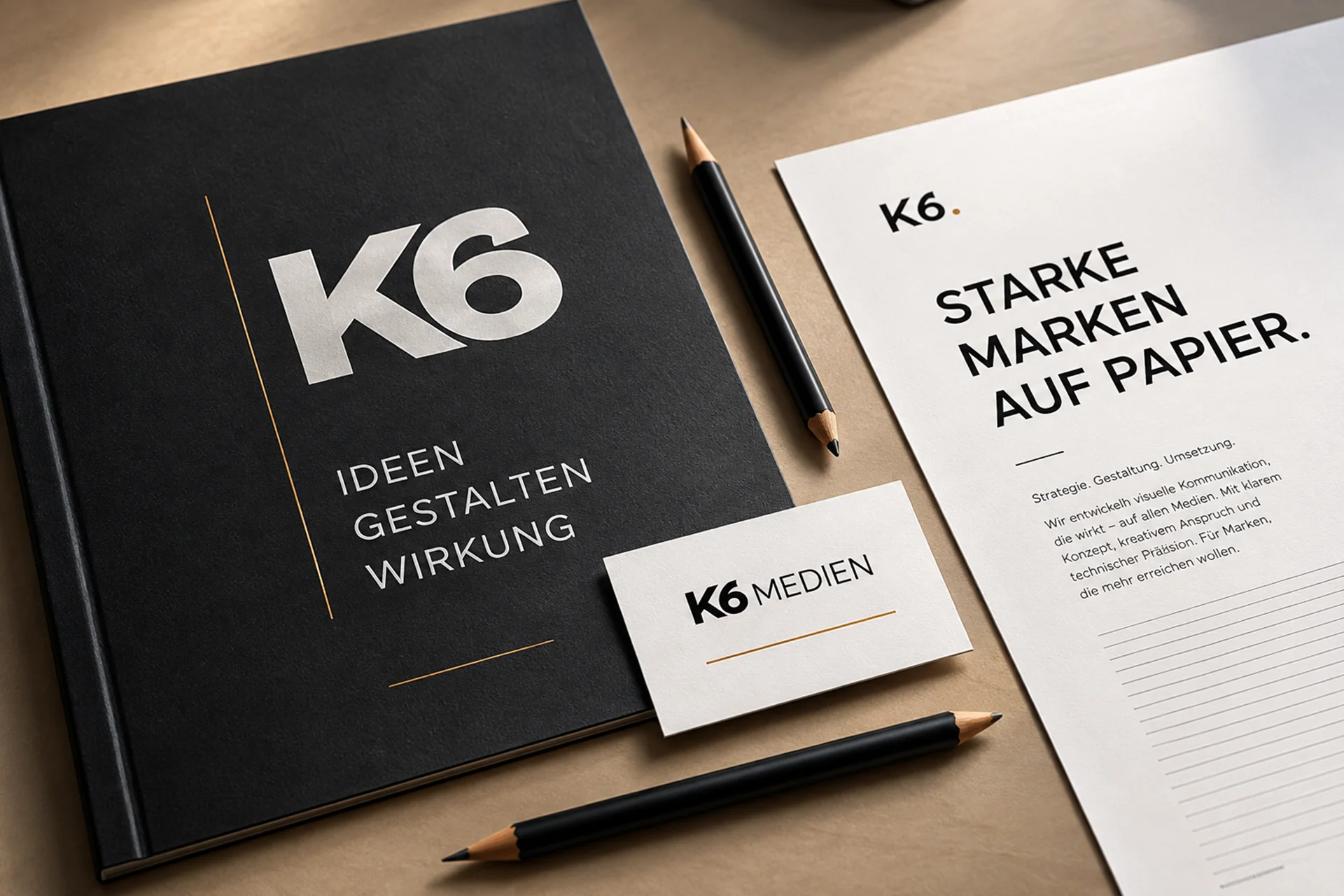 Verschiedene Printprodukte wie Flyer, Broschüre, Visitenkarte und Briefpapier